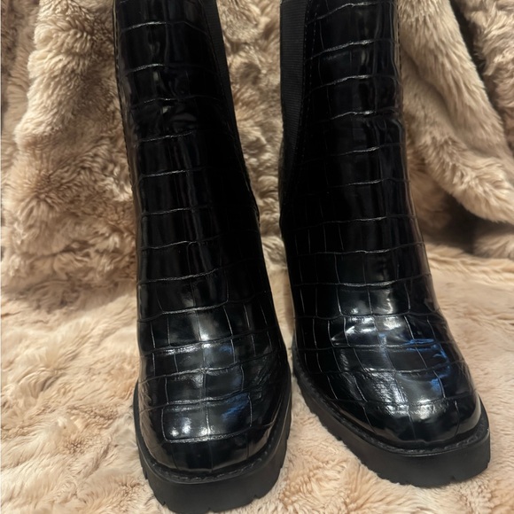 Elegant Black Croc-Embossed Women's Boots - Picture 4 of 4